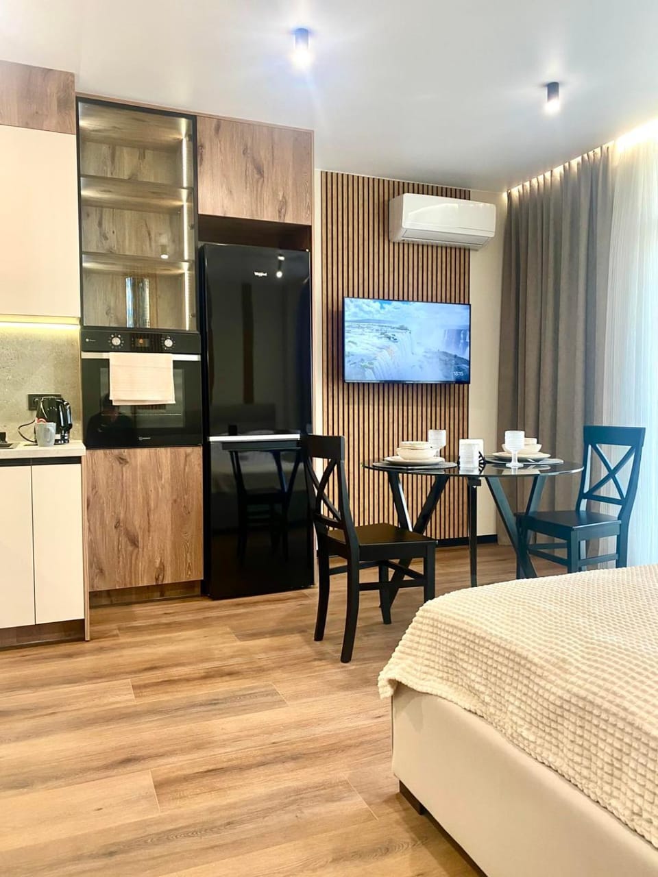 TV and multimedia, Kitchen or kitchenette, Photo of the whole room, Seating area, Dining area, air conditioner