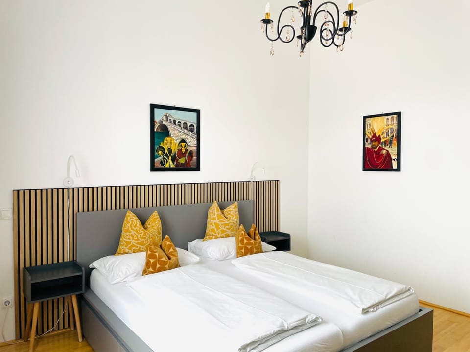 Bed, Photo of the whole room, Decorative detail, Bedroom
