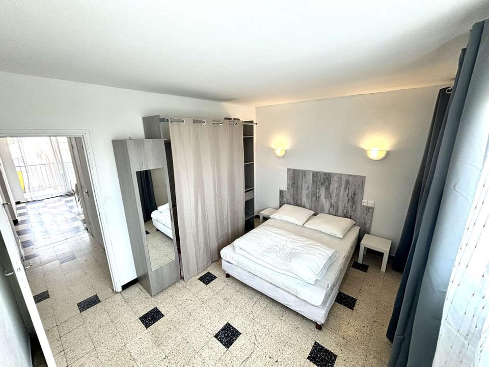 Photo of the whole room, Bedroom, wardrobe
