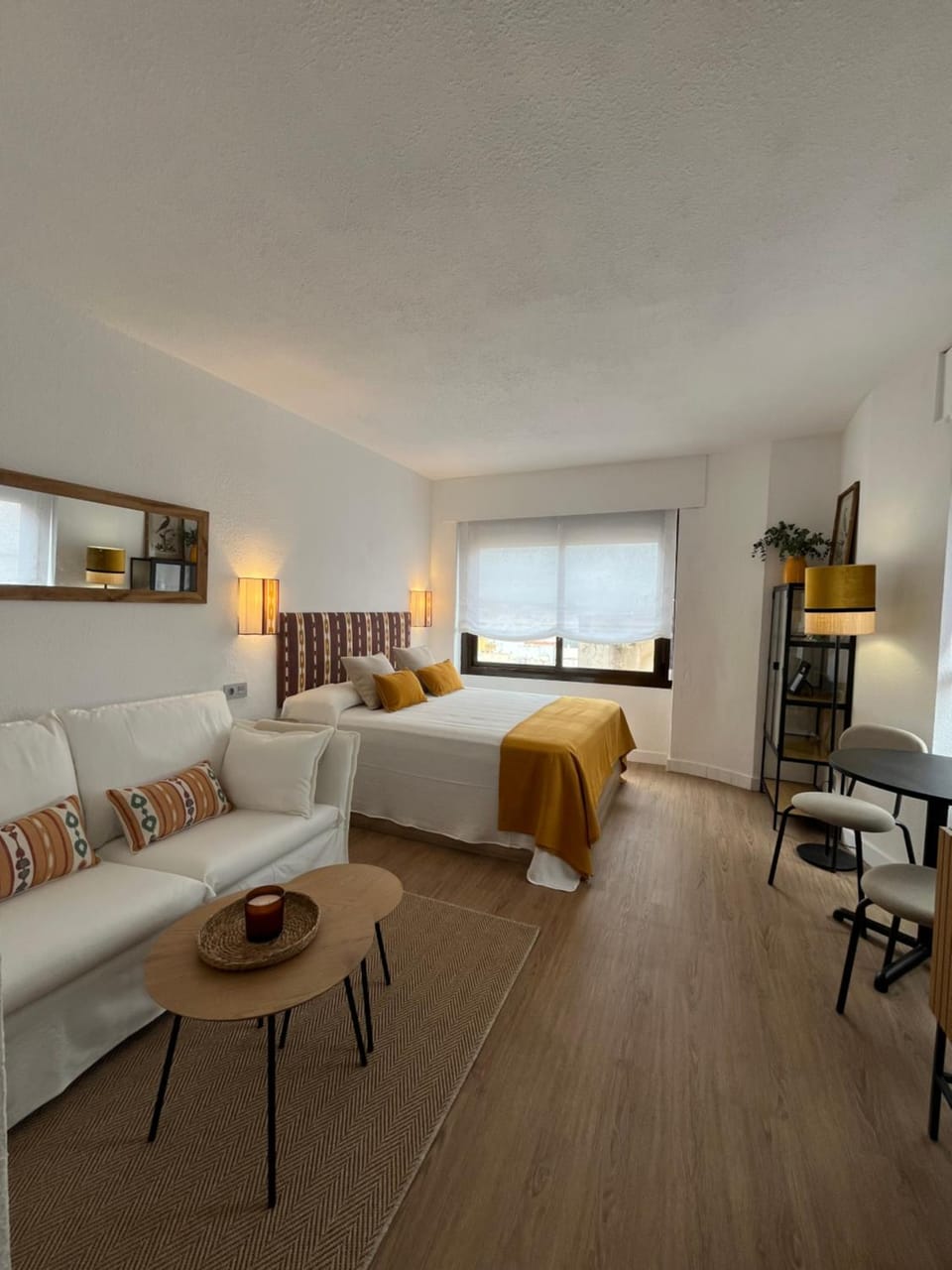 Bed, Kitchen or kitchenette, Living room, Photo of the whole room, Seating area, Dining area, Bedroom