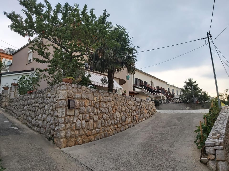 Property building, Neighbourhood
