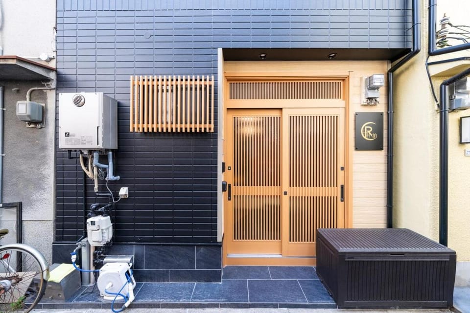 結 大きな商店街の側にある 清潔な建物 ベッド6台 トイレ3台 最大12名 House in Osaka