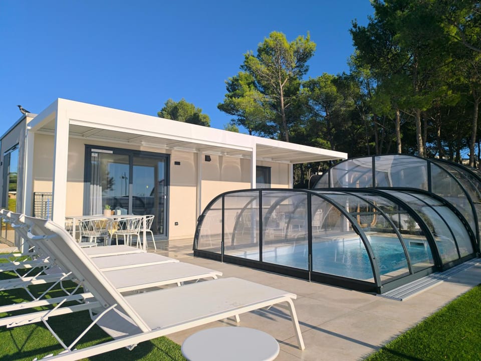 Balcony/Terrace, Swimming pool, sunbed