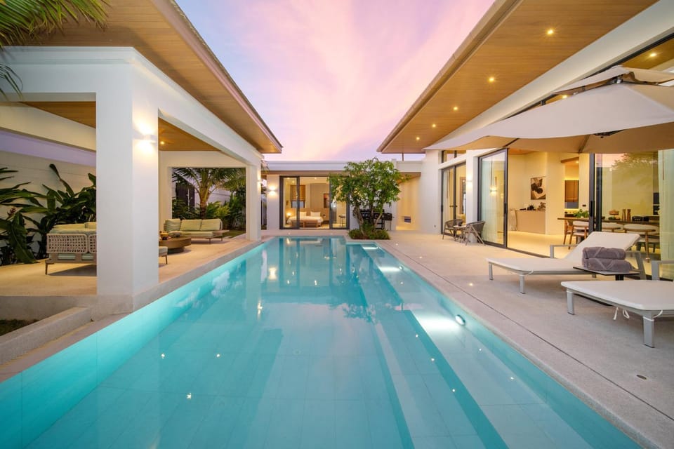 Pool view, Swimming pool, sunbed