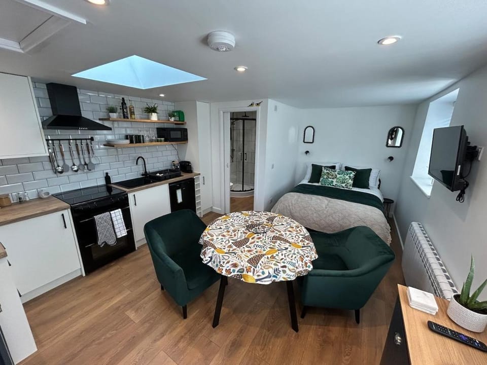 TV and multimedia, Kitchen or kitchenette, Living room, Dining area