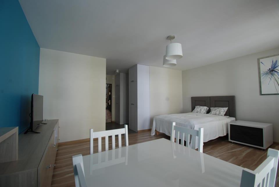 Photo of the whole room, Seating area