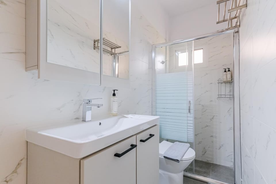 Shower, Toilet, Bathroom, Bath, towels