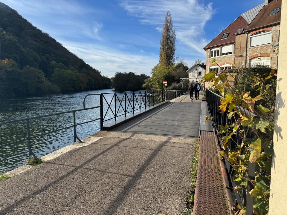 Neighbourhood, River view