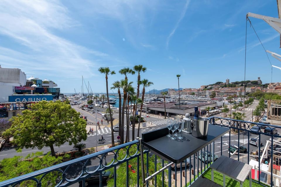 Neighbourhood, View (from property/room), Balcony/Terrace, City view, Sea view, Street view, Location, Parking
