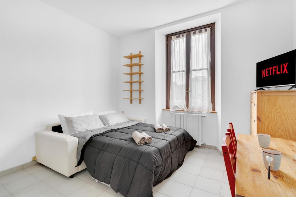 Bed, TV and multimedia, Seating area