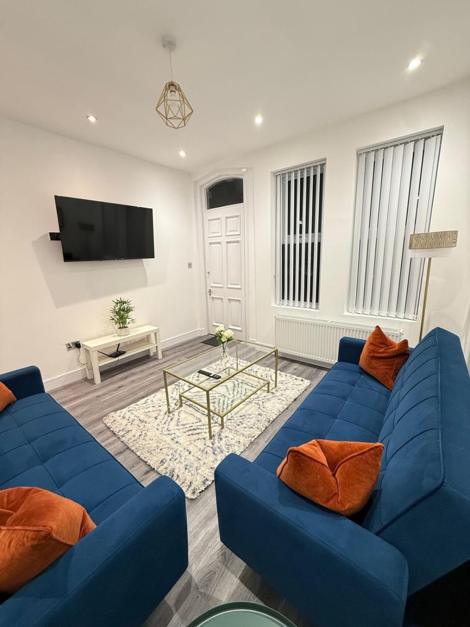 Spacious 4 Bed 4 Bath Stay with Free Parking Apartment in Rotherham