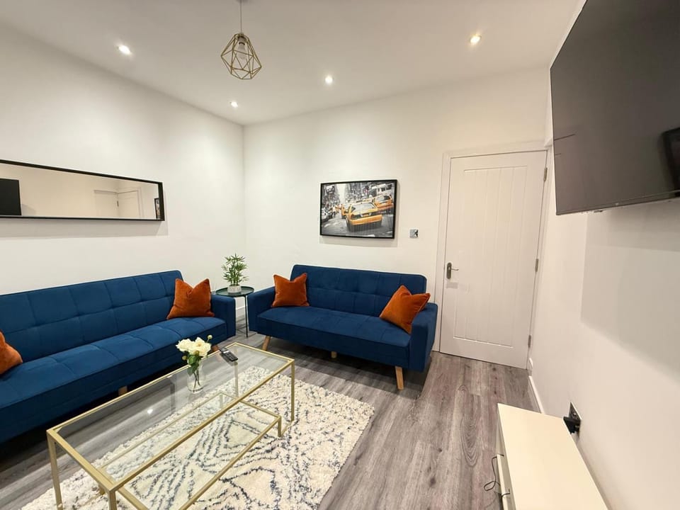 Spacious 4 Bed 4 Bath Stay with Free Parking Apartment in Rotherham