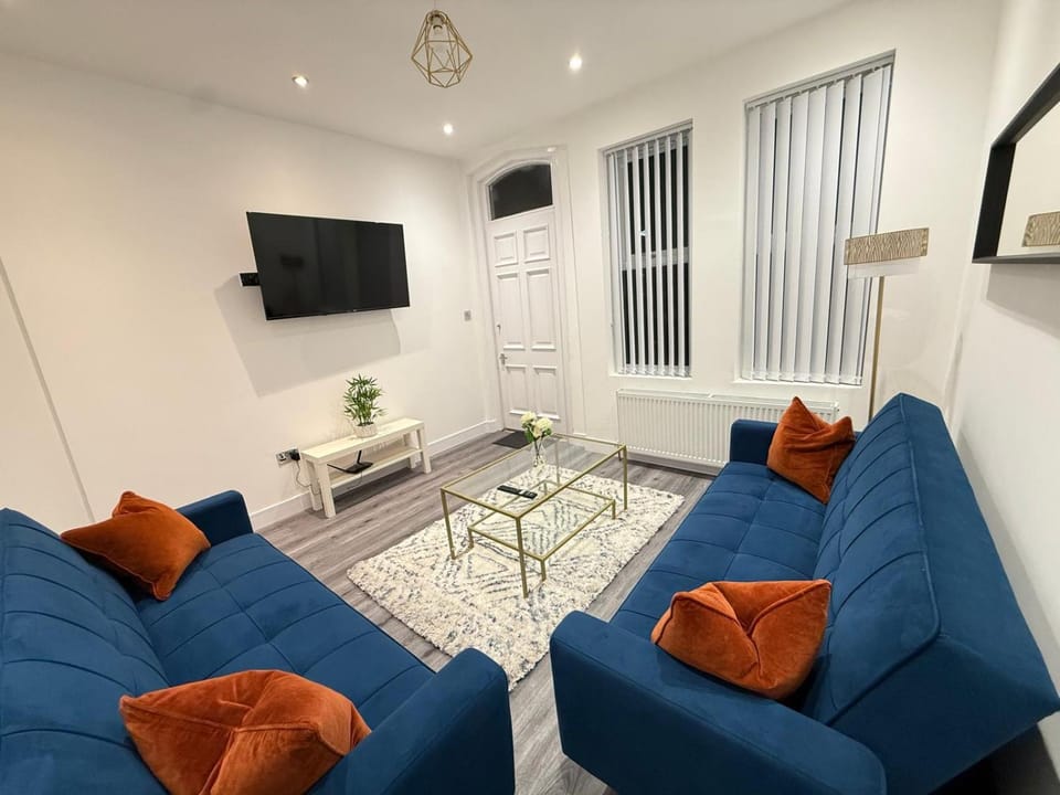 Spacious 4 Bed 4 Bath Stay with Free Parking Apartment in Rotherham