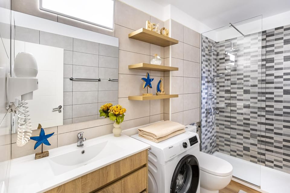 Shower, Toilet, Bathroom, towels, washing machine