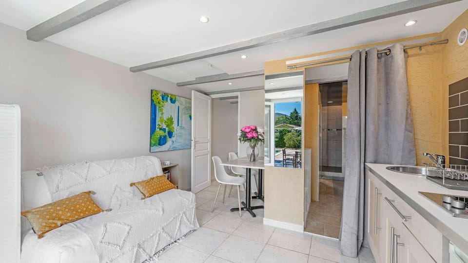 Bed, Living room, Photo of the whole room, Seating area, Dining area