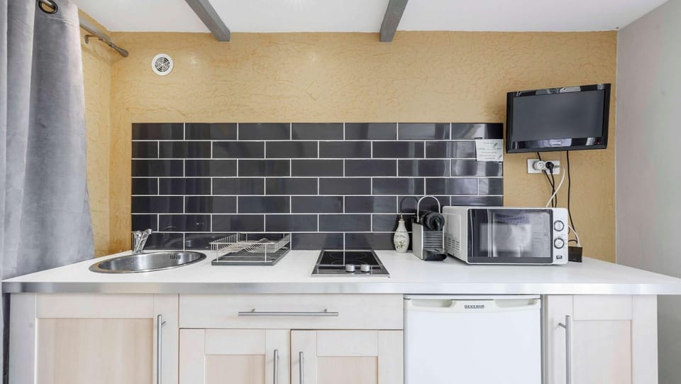 Coffee/tea facilities, Kitchen or kitchenette, stove, toaster
