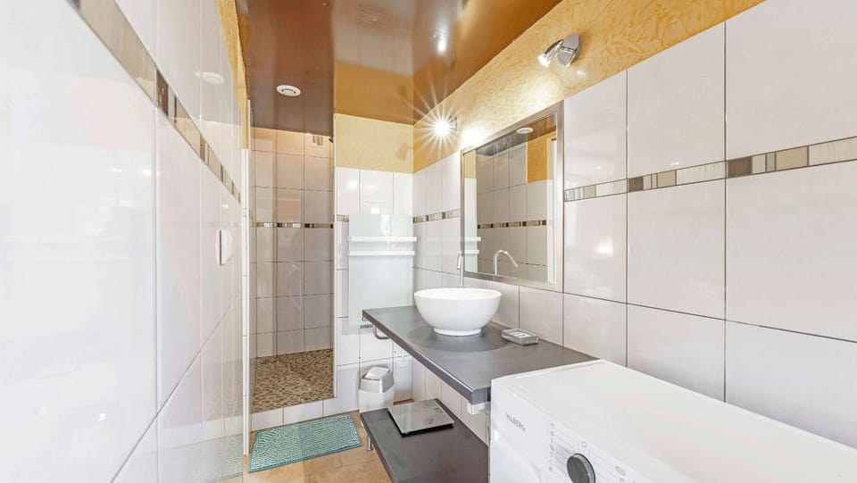 Shower, Toilet, Bathroom, towels, washing machine