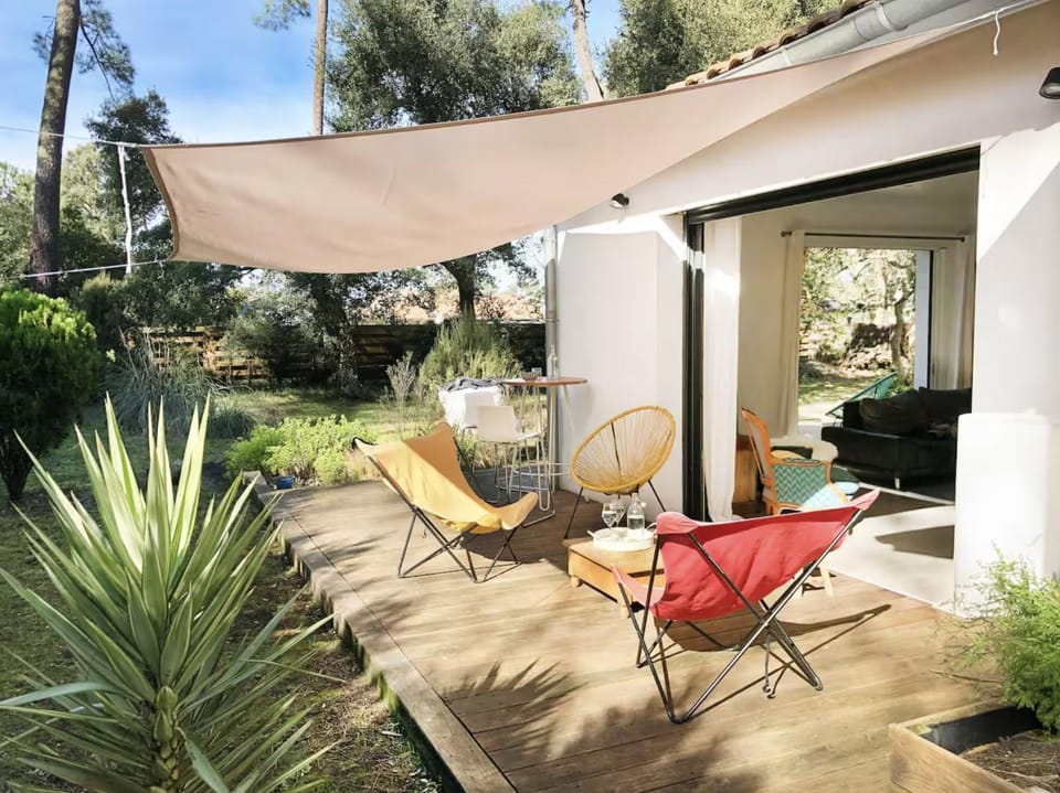 Property building, Patio, Garden, View (from property/room), Balcony/Terrace, Living room, Garden view, sunbed