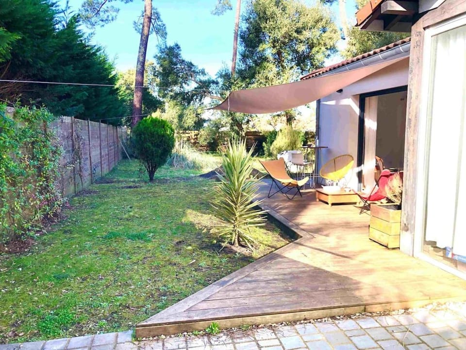 Property building, Patio, Garden, Garden, Balcony/Terrace, Garden view
