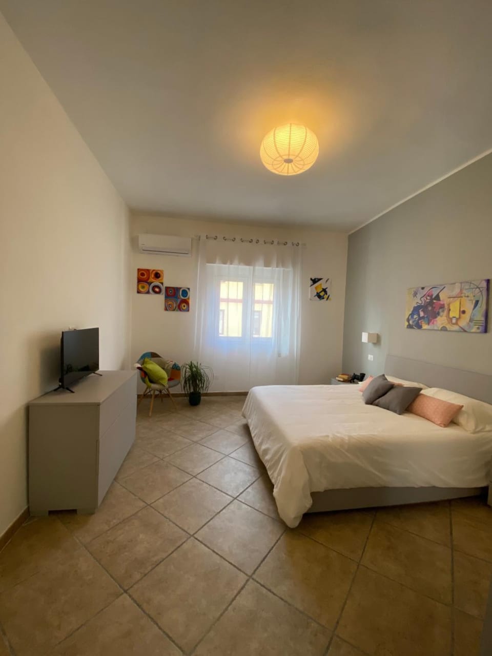 Bed, TV and multimedia, Bedroom