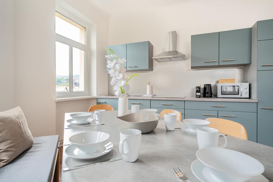 Kitchen or kitchenette, Dining area, stove