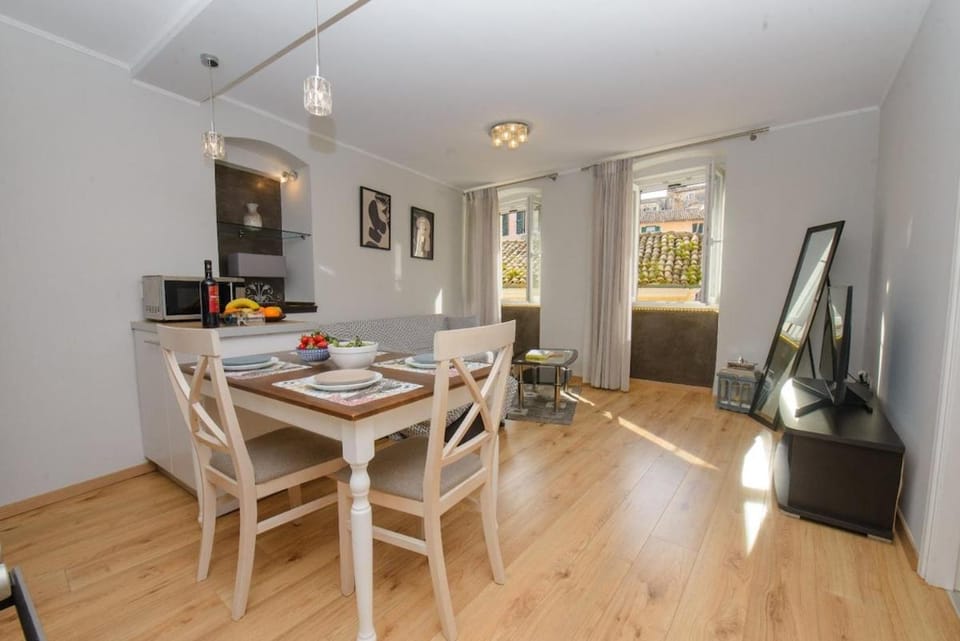 Seating area, Dining area