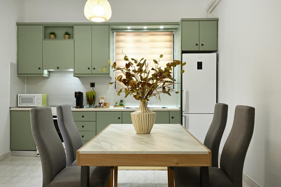 Kitchen or kitchenette, Seating area, stove