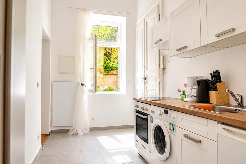 Coffee/tea facilities, Kitchen or kitchenette, oven, washing machine