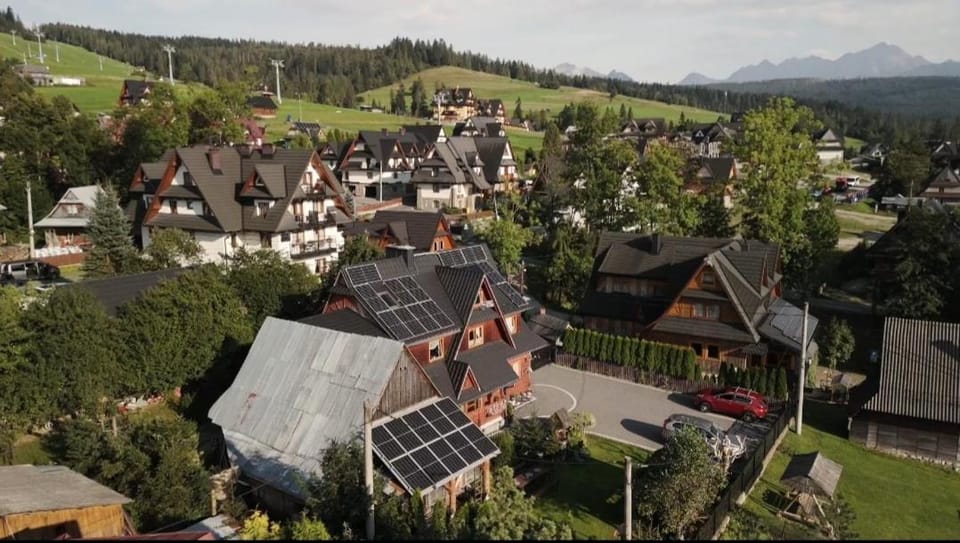 Property building, Neighbourhood, Bird's eye view, Mountain view, Location
