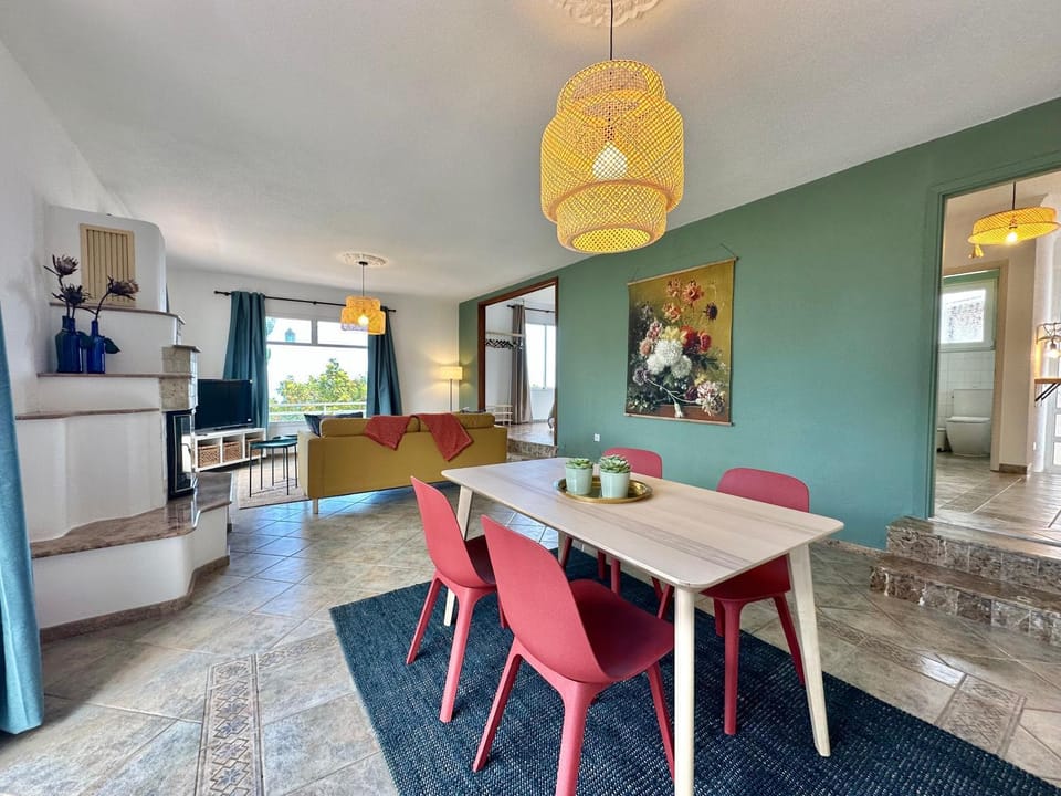 Living room, Seating area, Dining area