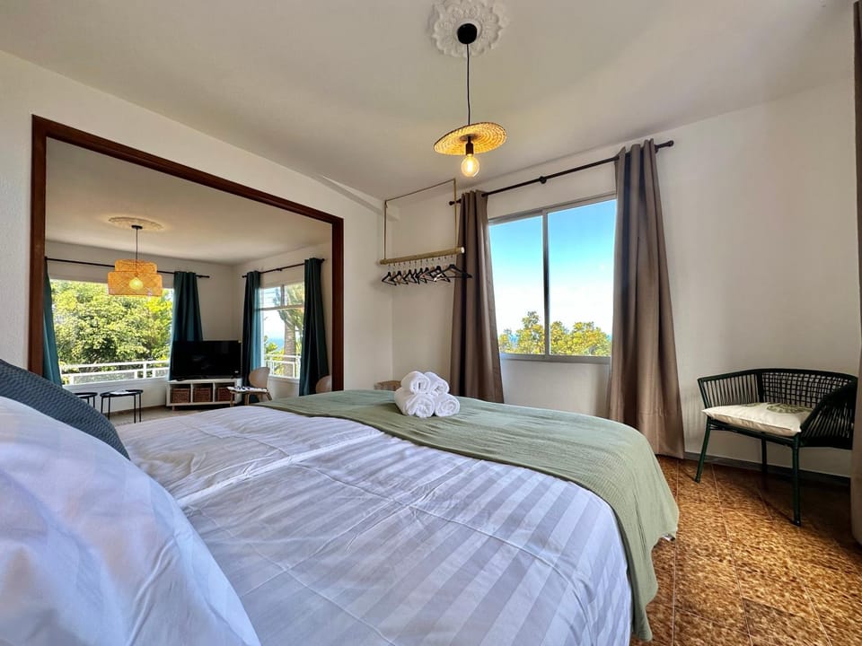 Bed, Photo of the whole room, towels
