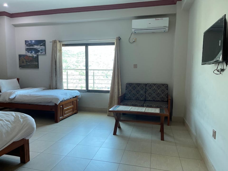 Bed, TV and multimedia, Photo of the whole room, Seating area, Bedroom, air conditioner
