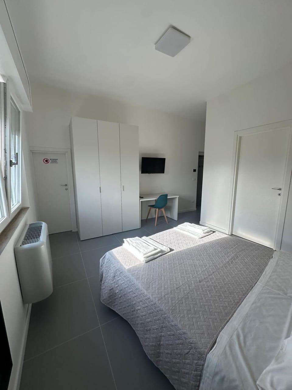 Bed, TV and multimedia, Photo of the whole room, Bedroom, wardrobe