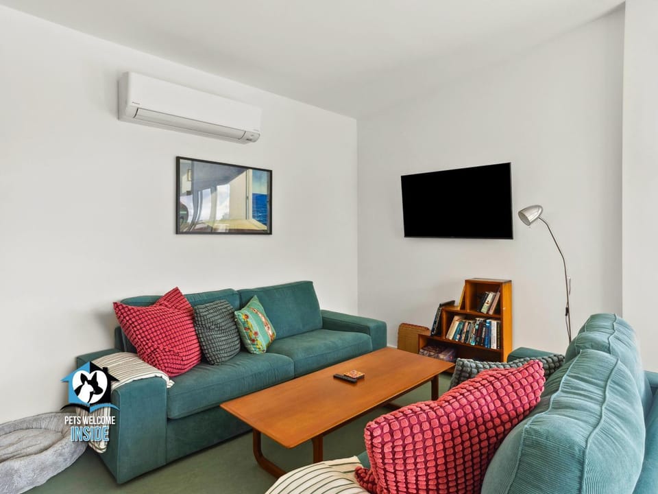 TV and multimedia, Living room, Seating area, air conditioner