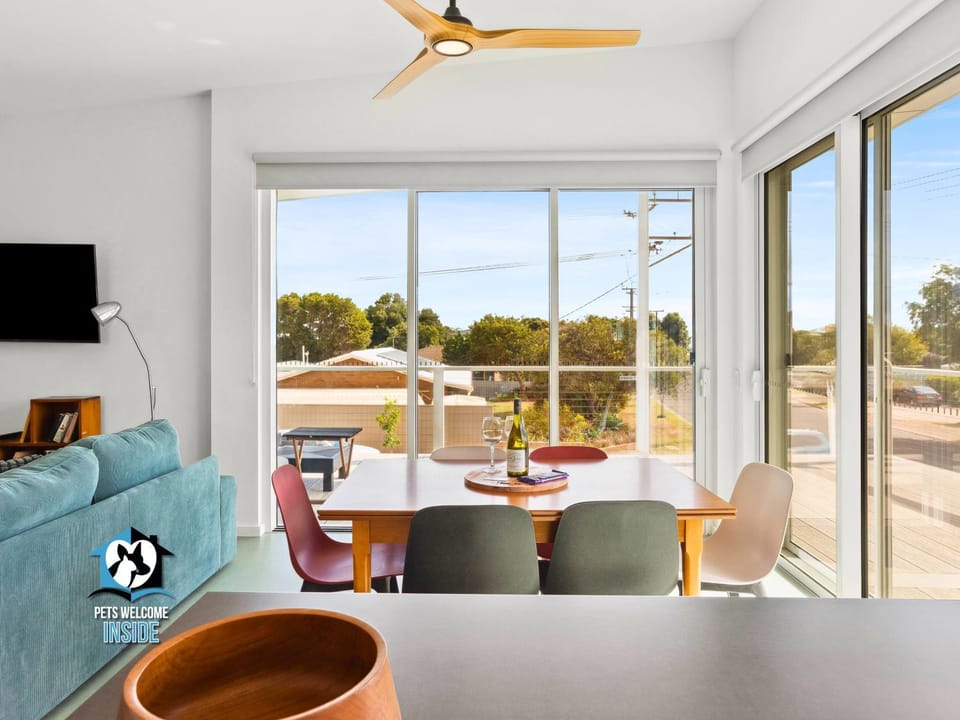 TV and multimedia, Living room, Seating area, Dining area, Street view