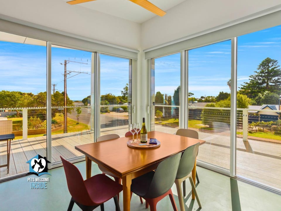 Balcony/Terrace, Dining area, Street view