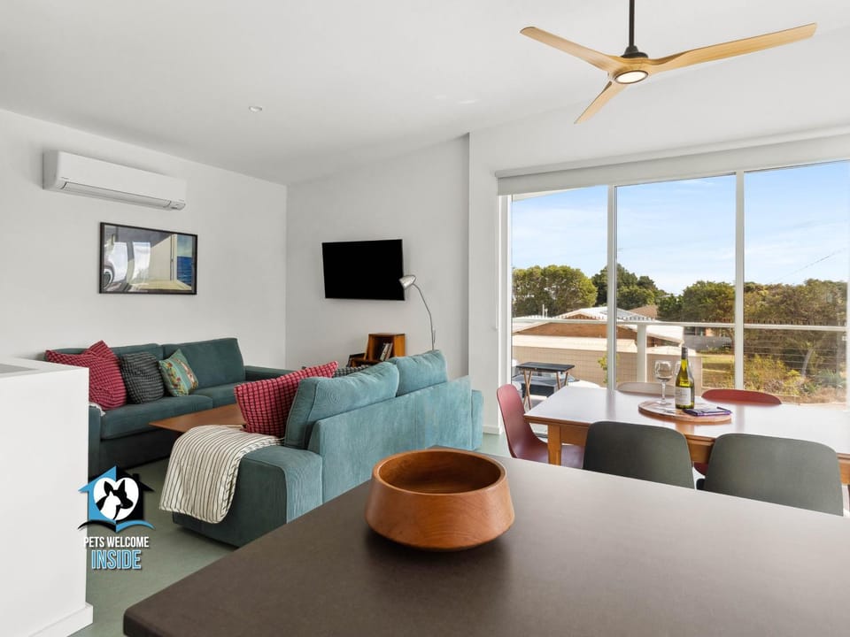 Living room, Decorative detail, Decorative detail, Seating area, Dining area, air conditioner