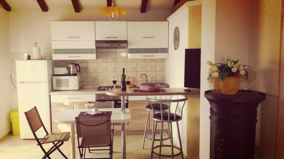 Day, Summer, TV and multimedia, Coffee/tea facilities, Kitchen or kitchenette, Living room, Seating area, Dining area, On site