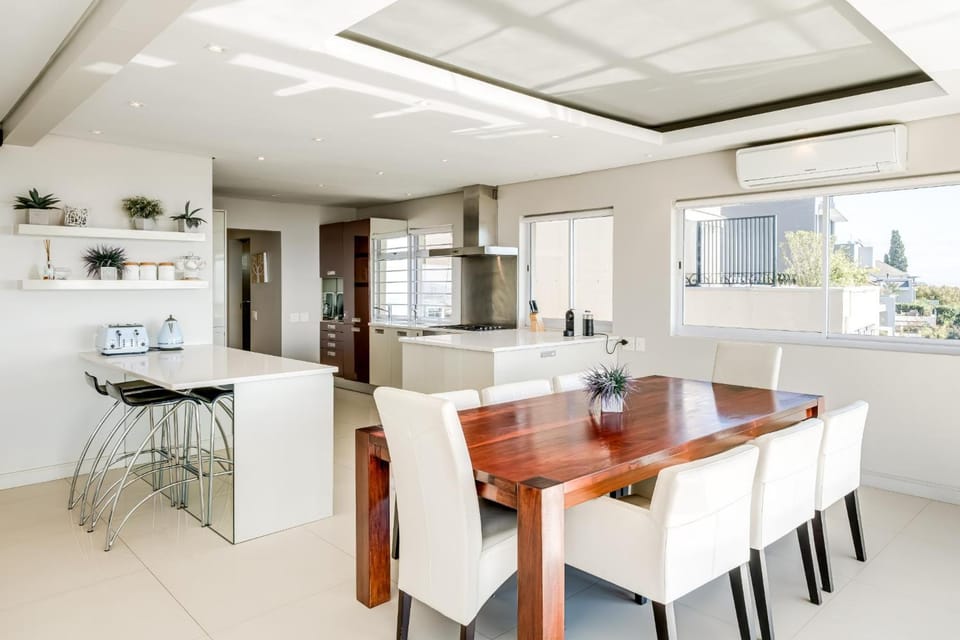 Kitchen or kitchenette, Dining area, oven, stove