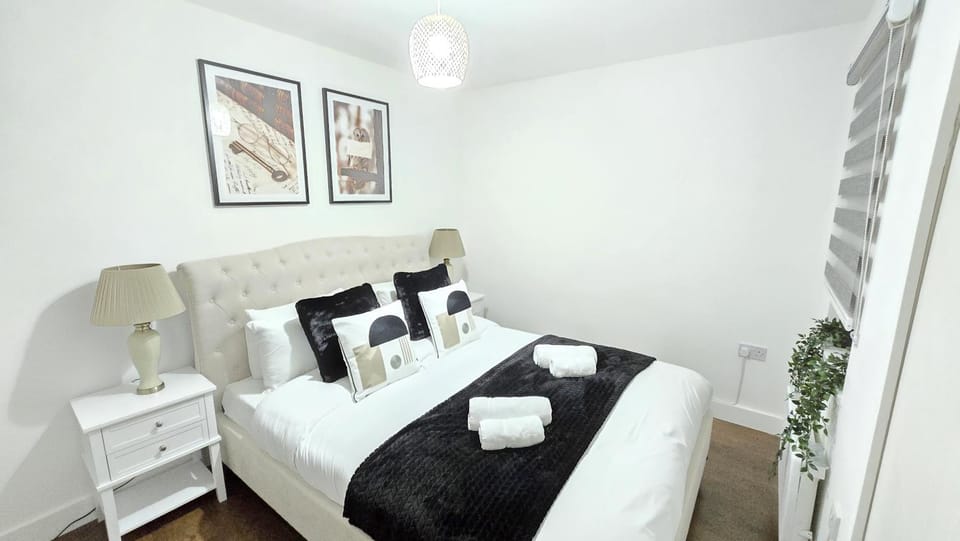 Bed, Photo of the whole room, Bedroom, towels