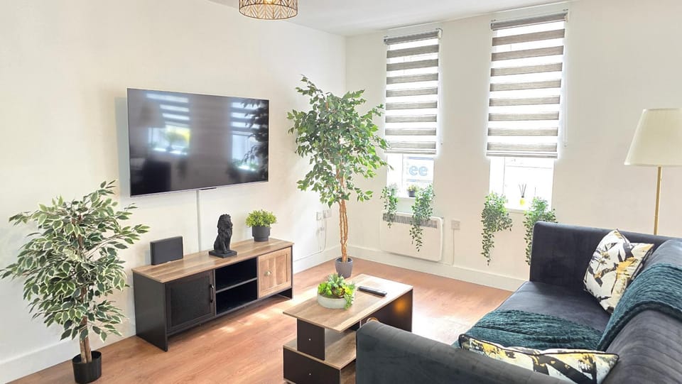 Communal lounge/ TV room, TV and multimedia, Living room, Seating area, Evening entertainment