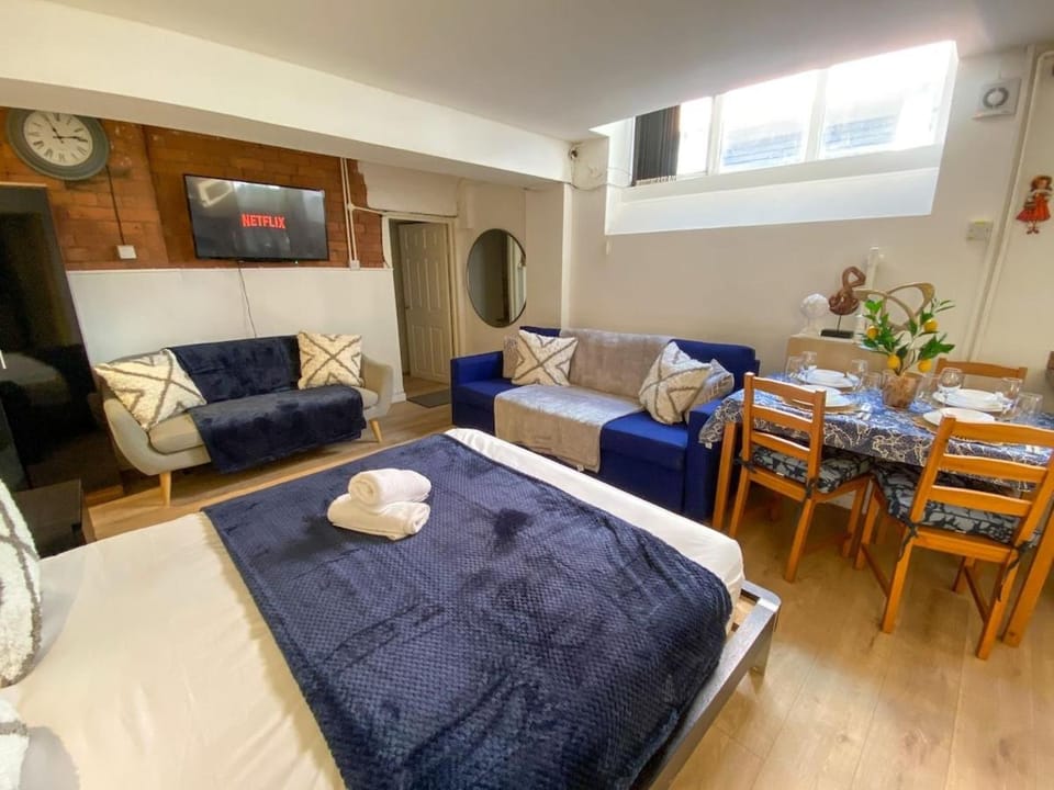 Bed, TV and multimedia, Living room, Photo of the whole room, Seating area, Dining area, Bedroom, towels