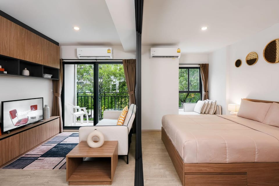Bed, TV and multimedia, Living room, Photo of the whole room, Bedroom, air conditioner