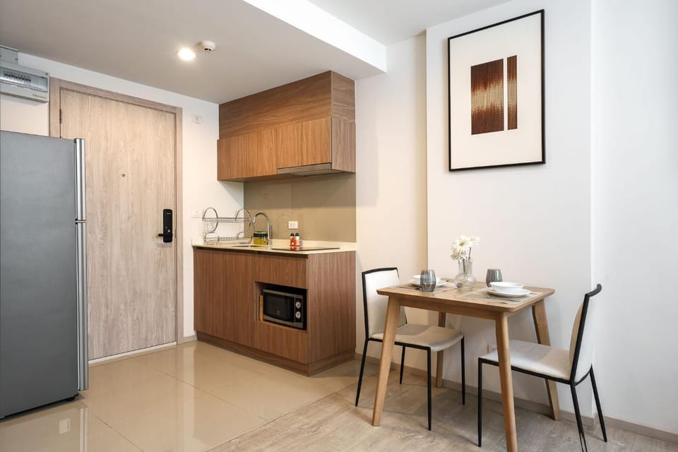 Kitchen or kitchenette, Dining area