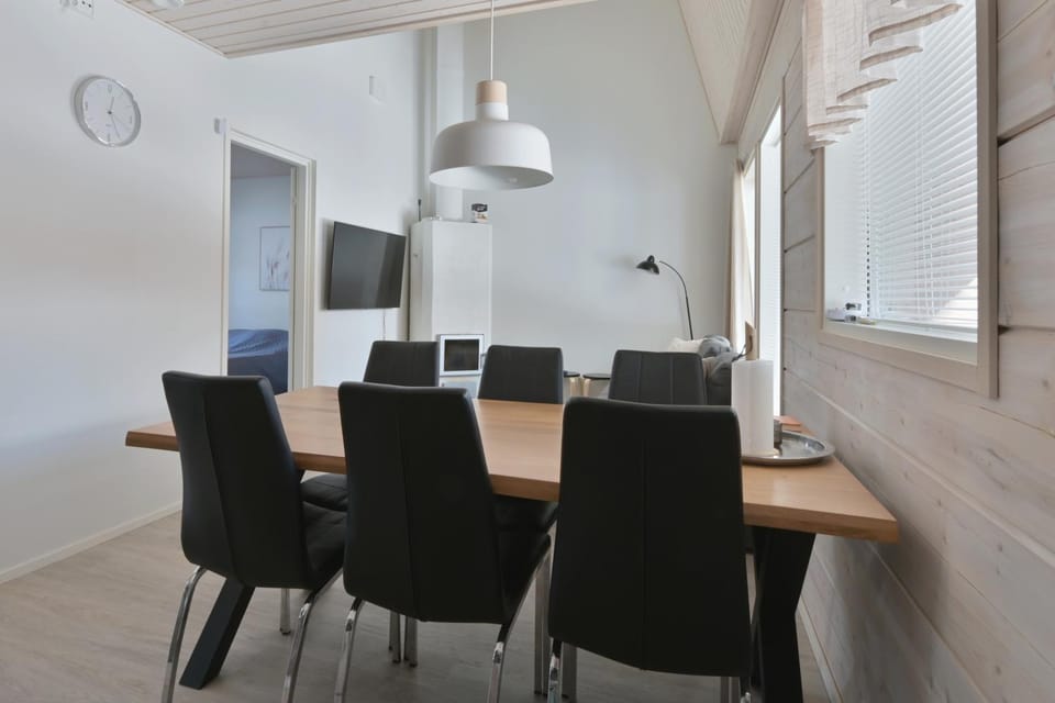 TV and multimedia, Living room, Seating area, Dining area, fireplace
