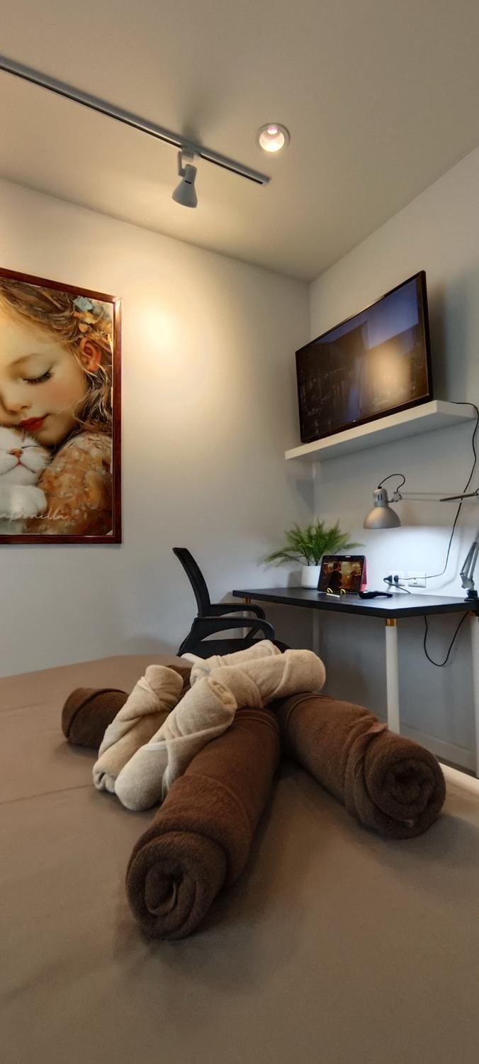 Property building, Bed, TV and multimedia, Photo of the whole room, Evening entertainment, Bedroom, towels