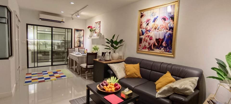 Property building, Restaurant/places to eat, TV and multimedia, Kitchen or kitchenette, Living room, Food and drinks, Seating area, Dining area, Food, Breakfast, oven, air conditioner