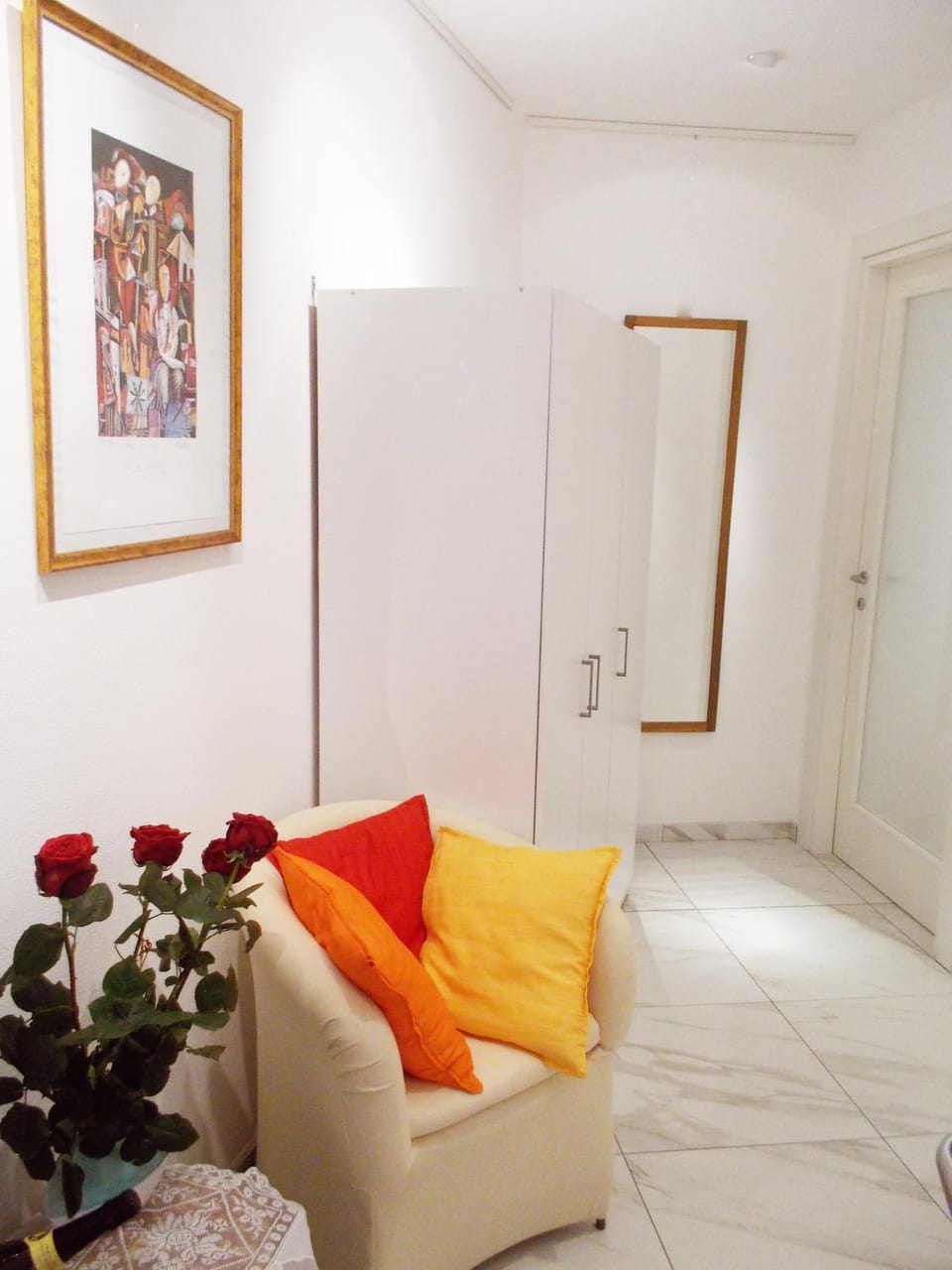 Photo of the whole room, Decorative detail