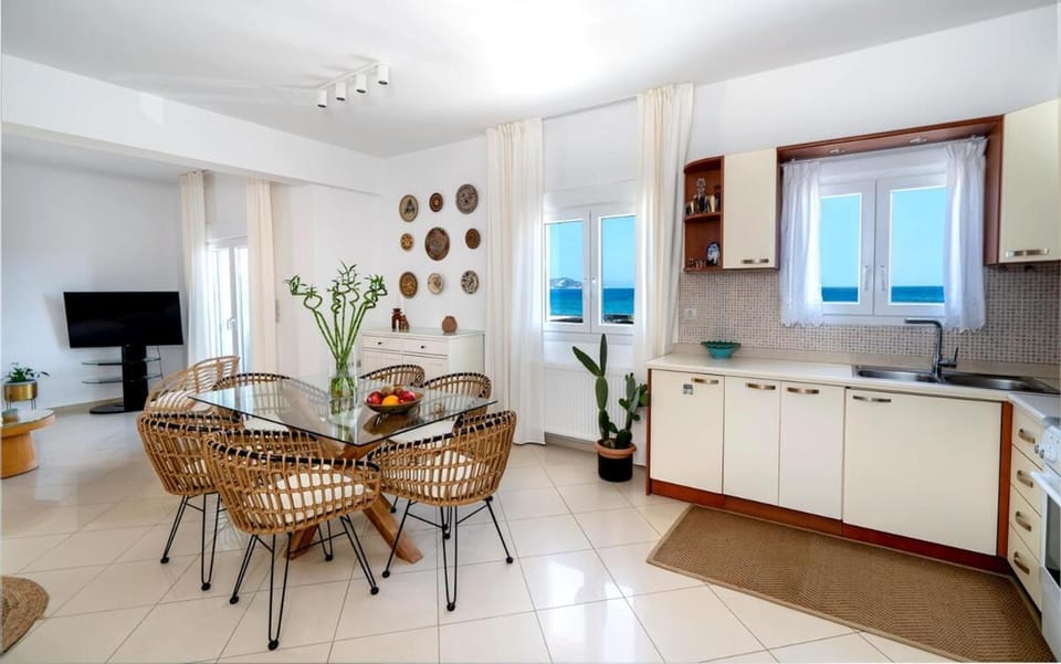 Beachfront Elegance for families by Coastal Key Apartment in Crete