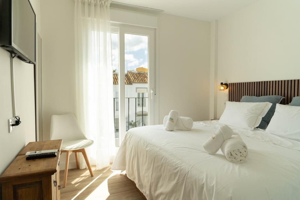 Bed, TV and multimedia, Photo of the whole room, Bedroom, towels
